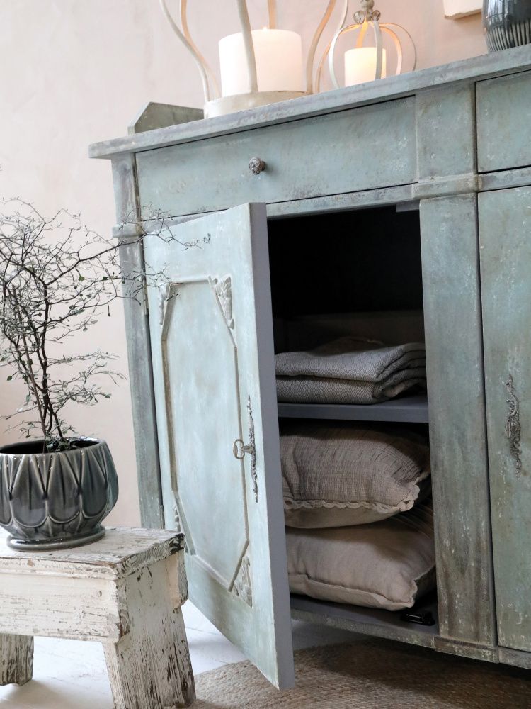 Skjenk / kommode med 2 dører og 2 skuffer fra Chic Antique